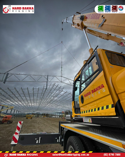 Hard Bakka Rigging mobile crane lifting steel components at JBR59 Goulburn Gecko Shed construction site.